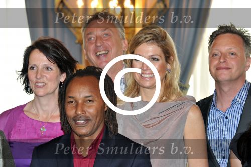 Den Haag 17 mei 2011
Prinses maxima reikt de appeltjes van Oranje uit. Prins Willem Alexander en Koningin Beatrix zijn daarbij aanwezig.
Peter Smulders bv