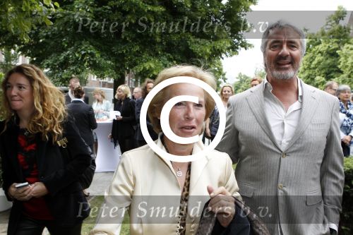 Amsterdam 26 mei 2011
Koningin Beatrix opent expositie van kunst op de apollolaan. Jan Cremer begeleidt haar. Nina Brink met Pieter Storms en haar dochter
Peter Smulders bv
