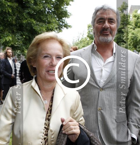 Amsterdam 26 mei 2011
Koningin Beatrix opent expositie van kunst op de apollolaan. Jan Cremer begeleidt haar. Nina Brink met Pieter Storms en haar dochter
Peter Smulders bv