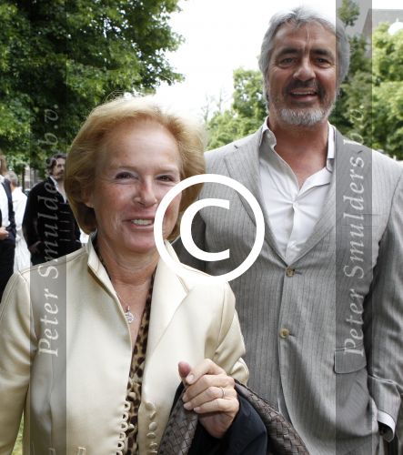 Amsterdam 26 mei 2011
Koningin Beatrix opent expositie van kunst op de apollolaan. Jan Cremer begeleidt haar. Nina Brink met Pieter Storms en haar dochter
Peter Smulders bv