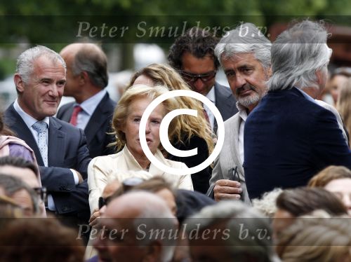 Amsterdam 26 mei 2011
Koningin Beatrix opent expositie van kunst op de apollolaan. Jan Cremer begeleidt haar. Nina Brink met Pieter Storms en haar dochter
Peter Smulders bv