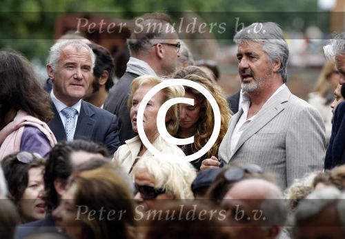 Amsterdam 26 mei 2011
Koningin Beatrix opent expositie van kunst op de apollolaan. Jan Cremer begeleidt haar. Nina Brink met Pieter Storms en haar dochter
Peter Smulders bv