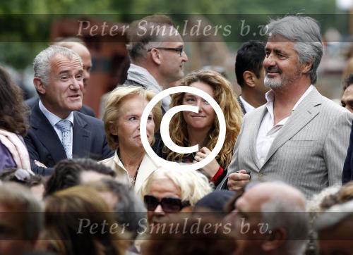 Amsterdam 26 mei 2011
Koningin Beatrix opent expositie van kunst op de apollolaan. Jan Cremer begeleidt haar. Nina Brink met Pieter Storms en haar dochter
Peter Smulders bv