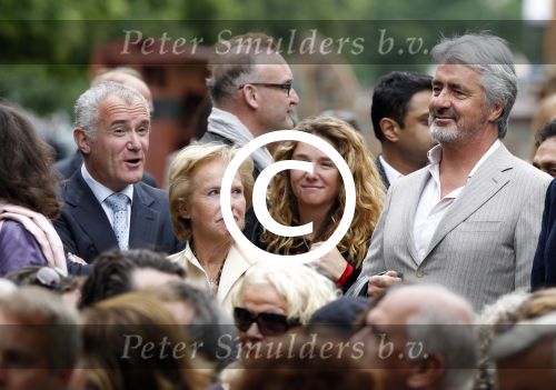 Amsterdam 26 mei 2011
Koningin Beatrix opent expositie van kunst op de apollolaan. Jan Cremer begeleidt haar. Nina Brink met Pieter Storms en haar dochter
Peter Smulders bv