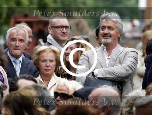 Amsterdam 26 mei 2011
Koningin Beatrix opent expositie van kunst op de apollolaan. Jan Cremer begeleidt haar. Nina Brink met Pieter Storms en haar dochter
Peter Smulders bv