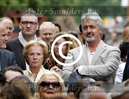 Amsterdam 26 mei 2011
Koningin Beatrix opent expositie van kunst op de apollolaan. Jan Cremer begeleidt haar. Nina Brink met Pieter Storms en haar dochter
Peter Smulders bv