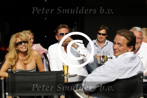 Amsterdam 6 mei 2011
Patricia Paay Nicky v dam Sjaak v Vliet en de vader van Nicky op terras.
Peter Smulders bv