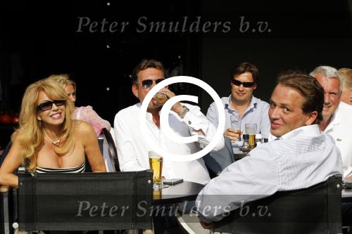Amsterdam 6 mei 2011
Patricia Paay Nicky v dam Sjaak v Vliet en de vader van Nicky op terras.
Peter Smulders bv
