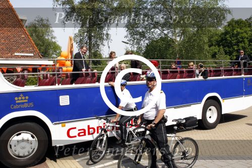Amstelveen 6 mei 2011
Opnames tv serie over koningin Beatrix met in de hoofdrollen Willeke v Ammelrooy ( Beatrix) Bastiaan Ragas (Prins Willem Alexander) en Katja Herbers (Maxima). Politie bij de opnames
Peter Smulders bv
