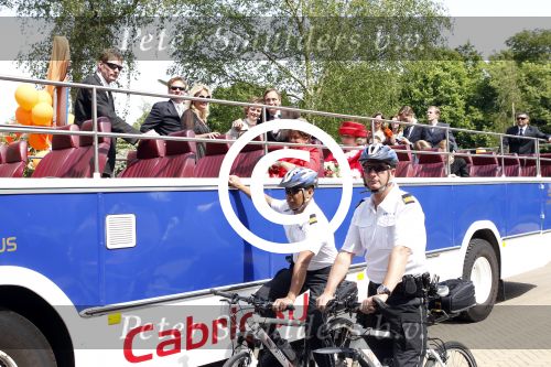 Amstelveen 6 mei 2011
Opnames tv serie over koningin Beatrix met in de hoofdrollen Willeke v Ammelrooy ( Beatrix) Bastiaan Ragas (Prins Willem Alexander) en Katja Herbers (Maxima). Politie bij de opnames
Peter Smulders bv