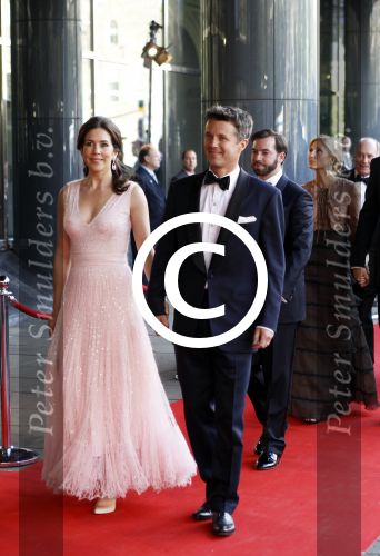 Amsterdam 27 mei 2011
Verjaardagsfeest prinses Maxima vanwege haar 40e verjaardag in het concertgebouw. Aanwezig oa Prins Willem Alexander Koningin Beatrix Prinses Irene Prinses Christina Margriet Pieter v Vollenhoven Prins Friso en mabel Wisse Smit Prins Constantijn en Prinses laurentien Prins Maurits en Marilenen Prins Bernhard en Annette Prins Floris en Aimee  Prins Pieter Christiaan en Anita alsmede haar ouders Jorge Zorrequieta en moder en broer Martin. Prins Frederik van Denemarken met zijn vrouw Prinses Mary
Peter Smulders bv
