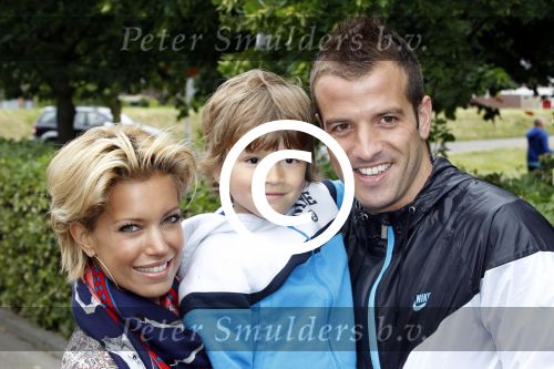 Beverwijk 29 mei 2011
Rafael Sylvie en Damian v d Vaart bij het voetbaaltournooi dat rafael elk jaar organiseert.
Peter Smulders bv