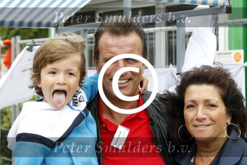 Beverwijk 29 mei 2011
Rafael Sylvie en Damian v d Vaart bij het voetbaaltournooi dat rafael elk jaar organiseert. ouders Rafael Lolita en Ramon v d Vaart
Peter Smulders bv