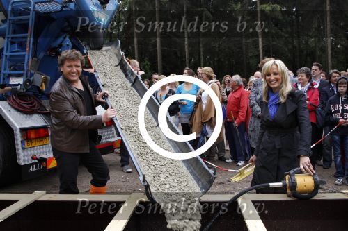 Mierlo, 16 Juni 2011
Stichting Heppie bouwt nieuw hotel samen met Rene Froger en Natasja Froger
bij t Wolfsven in Mierlo
Foto Peter Smulders BV
