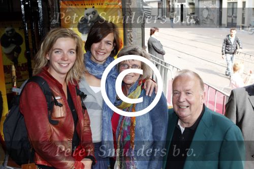 Amsterdam 11 juni 2011
Premiere Kung Fu panda in Tuschinski. Rob v d Meeberg met vrouw en dochters
Peter Smulders bv