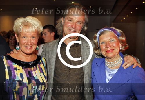 Amsterdam 17 april 2011
Sheila de Vries krijgt uit handen van burgemeester Eberhard v d Laan een koninklijke onderscheiding op haar feestje in het hilton. 
Ronald Jan Heijn met vriendin en moeder Hank Heijn
Peter Smulders bv
