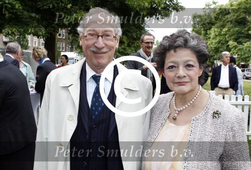 Amsterdam 26 mei 2011
Koningin Beatrix opent expositie van kunstwerken op de apollolaan. Jan Cremer begeleidt haar. fam Schroder van biodermal
Peter Smulders bv