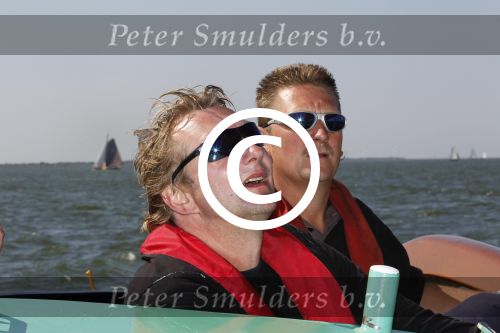 Lemmer, 4 Juli 2011
De SKS skutsjes zijn samen met de skutsjes uit de A-klasse van de IFKS ingedeeld in Klasse 1 Als fotograaf aan boord van de STRIIDBER met schipper Siebo Zijsling | uit Ijlst
Foto Peter Smulders BVâ€¨ (2-2-7)