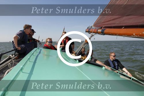 Lemmer, 4 Juli 2011
De SKS skutsjes zijn samen met de skutsjes uit de A-klasse van de IFKS ingedeeld in Klasse 1 Als fotograaf aan boord van de STRIIDBER met schipper Siebo Zijsling | uit Ijlst
Foto Peter Smulders BVâ€¨ (2-2-7)