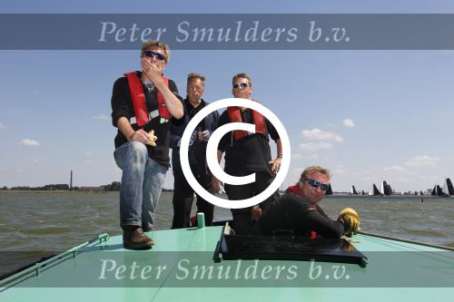 Lemmer, 4 Juli 2011
De SKS skutsjes zijn samen met de skutsjes uit de A-klasse van de IFKS ingedeeld in Klasse 1 Als fotograaf aan boord van de STRIIDBER met schipper Siebo Zijsling | uit Ijlst
Foto Peter Smulders BVâ€¨ (2-2-7)