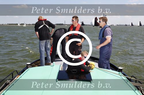 Lemmer, 4 Juli 2011
De SKS skutsjes zijn samen met de skutsjes uit de A-klasse van de IFKS ingedeeld in Klasse 1 Als fotograaf aan boord van de STRIIDBER met schipper Siebo Zijsling | uit Ijlst
Foto Peter Smulders BVâ€¨ (2-2-7)
