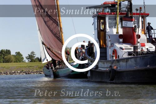 Lemmer, 4 Juli 2011
De SKS skutsjes zijn samen met de skutsjes uit de A-klasse van de IFKS ingedeeld in Klasse 1 Als fotograaf aan boord van de STRIIDBER met schipper Siebo Zijsling | uit Ijlst
Foto Peter Smulders BVâ€¨ (2-2-7)