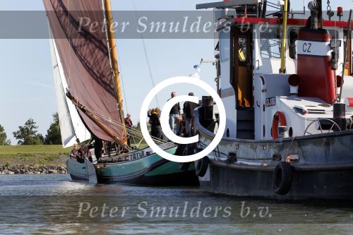 Lemmer, 4 Juli 2011
De SKS skutsjes zijn samen met de skutsjes uit de A-klasse van de IFKS ingedeeld in Klasse 1 Als fotograaf aan boord van de STRIIDBER met schipper Siebo Zijsling | uit Ijlst
Foto Peter Smulders BVâ€¨ (2-2-7)