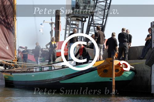 Lemmer, 4 Juli 2011
De SKS skutsjes zijn samen met de skutsjes uit de A-klasse van de IFKS ingedeeld in Klasse 1 Als fotograaf aan boord van de STRIIDBER met schipper Siebo Zijsling | uit Ijlst
Foto Peter Smulders BVâ€¨ (2-2-7)