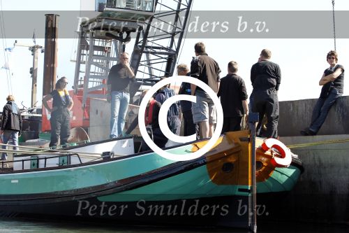 Lemmer, 4 Juli 2011
De SKS skutsjes zijn samen met de skutsjes uit de A-klasse van de IFKS ingedeeld in Klasse 1 Als fotograaf aan boord van de STRIIDBER met schipper Siebo Zijsling | uit Ijlst
Foto Peter Smulders BVâ€¨ (2-2-7)