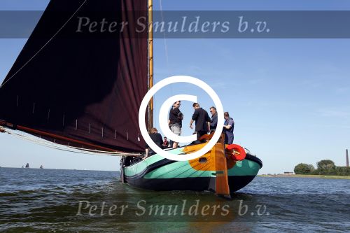 Lemmer, 4 Juli 2011
De SKS skutsjes zijn samen met de skutsjes uit de A-klasse van de IFKS ingedeeld in Klasse 1 Als fotograaf aan boord van de STRIIDBER met schipper Siebo Zijsling | uit Ijlst
Foto Peter Smulders BVâ€¨ (2-2-7)