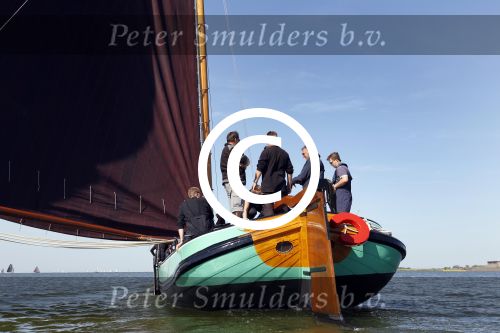 Lemmer, 4 Juli 2011
De SKS skutsjes zijn samen met de skutsjes uit de A-klasse van de IFKS ingedeeld in Klasse 1 Als fotograaf aan boord van de STRIIDBER met schipper Siebo Zijsling | uit Ijlst
Foto Peter Smulders BVâ€¨ (2-2-7)