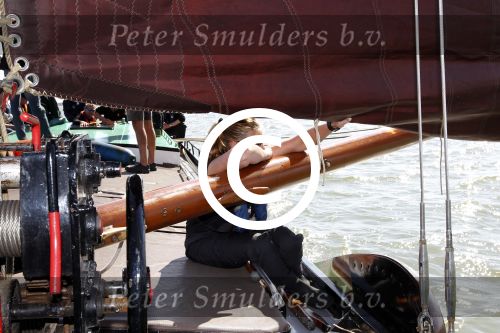 Lemmer, 4 Juli 2011
De SKS skutsjes zijn samen met de skutsjes uit de A-klasse van de IFKS ingedeeld in Klasse 1 Als fotograaf aan boord van de STRIIDBER met schipper Siebo Zijsling | uit Ijlst
Foto Peter Smulders BVâ€¨ (2-2-7)