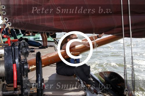 Lemmer, 4 Juli 2011
De SKS skutsjes zijn samen met de skutsjes uit de A-klasse van de IFKS ingedeeld in Klasse 1 Als fotograaf aan boord van de STRIIDBER met schipper Siebo Zijsling | uit Ijlst
Foto Peter Smulders BVâ€¨ (2-2-7)