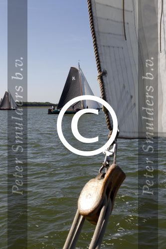 Lemmer, 4 Juli 2011
De SKS skutsjes zijn samen met de skutsjes uit de A-klasse van de IFKS ingedeeld in Klasse 1 Als fotograaf aan boord van de STRIIDBER met schipper Siebo Zijsling | uit Ijlst
Foto Peter Smulders BVâ€¨ (2-2-7)