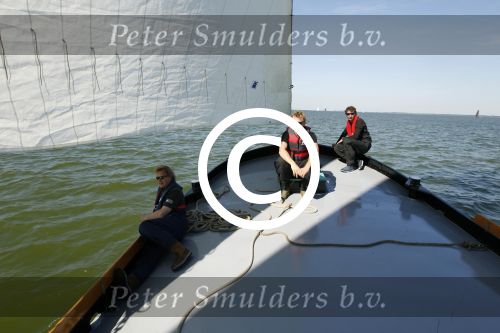Lemmer, 4 Juli 2011
De SKS skutsjes zijn samen met de skutsjes uit de A-klasse van de IFKS ingedeeld in Klasse 1 Als fotograaf aan boord van de STRIIDBER met schipper Siebo Zijsling | uit Ijlst
Foto Peter Smulders BVâ€¨ (2-2-7)