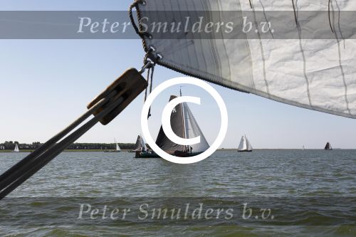Lemmer, 4 Juli 2011
De SKS skutsjes zijn samen met de skutsjes uit de A-klasse van de IFKS ingedeeld in Klasse 1 Als fotograaf aan boord van de STRIIDBER met schipper Siebo Zijsling | uit Ijlst
Foto Peter Smulders BVâ€¨ (2-2-7)