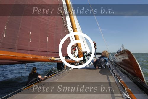Lemmer, 4 Juli 2011
De SKS skutsjes zijn samen met de skutsjes uit de A-klasse van de IFKS ingedeeld in Klasse 1 Als fotograaf aan boord van de STRIIDBER met schipper Siebo Zijsling | uit Ijlst
Foto Peter Smulders BVâ€¨ (2-2-7)