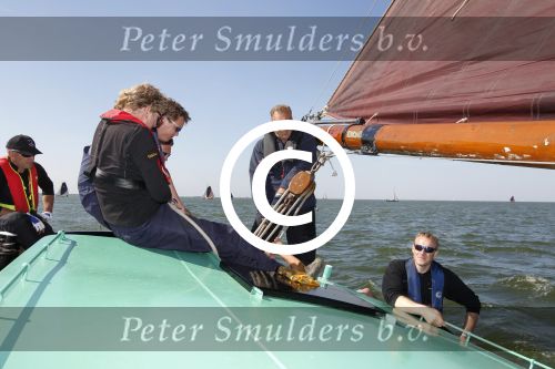 Lemmer, 4 Juli 2011
De SKS skutsjes zijn samen met de skutsjes uit de A-klasse van de IFKS ingedeeld in Klasse 1 Als fotograaf aan boord van de STRIIDBER met schipper Siebo Zijsling | uit Ijlst
Foto Peter Smulders BVâ€¨ (2-2-7)