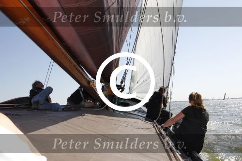Lemmer, 4 Juli 2011
De SKS skutsjes zijn samen met de skutsjes uit de A-klasse van de IFKS ingedeeld in Klasse 1 Als fotograaf aan boord van de STRIIDBER met schipper Siebo Zijsling | uit Ijlst
Foto Peter Smulders BVâ€¨ (2-2-7)