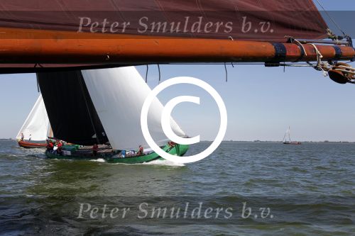 Lemmer, 4 Juli 2011
De SKS skutsjes zijn samen met de skutsjes uit de A-klasse van de IFKS ingedeeld in Klasse 1 Als fotograaf aan boord van de STRIIDBER met schipper Siebo Zijsling | uit Ijlst
Foto Peter Smulders BVâ€¨ (2-2-7)