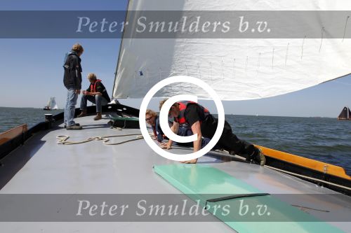 Lemmer, 4 Juli 2011
De SKS skutsjes zijn samen met de skutsjes uit de A-klasse van de IFKS ingedeeld in Klasse 1 Als fotograaf aan boord van de STRIIDBER met schipper Siebo Zijsling | uit Ijlst
Foto Peter Smulders BVâ€¨ (2-2-7)