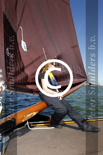 Lemmer, 4 Juli 2011
De SKS skutsjes zijn samen met de skutsjes uit de A-klasse van de IFKS ingedeeld in Klasse 1 Als fotograaf aan boord van de STRIIDBER met schipper Siebo Zijsling | uit Ijlst
Foto Peter Smulders BVâ€¨ (2-2-7)