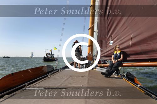 Lemmer, 4 Juli 2011
De SKS skutsjes zijn samen met de skutsjes uit de A-klasse van de IFKS ingedeeld in Klasse 1 Als fotograaf aan boord van de STRIIDBER met schipper Siebo Zijsling | uit Ijlst
Foto Peter Smulders BVâ€¨ (2-2-7)