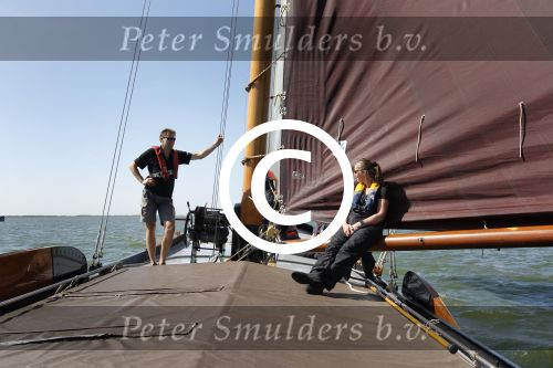 Lemmer, 4 Juli 2011
De SKS skutsjes zijn samen met de skutsjes uit de A-klasse van de IFKS ingedeeld in Klasse 1 Als fotograaf aan boord van de STRIIDBER met schipper Siebo Zijsling | uit Ijlst
Foto Peter Smulders BVâ€¨ (2-2-7)