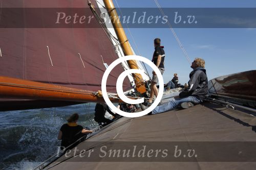Lemmer, 4 Juli 2011
De SKS skutsjes zijn samen met de skutsjes uit de A-klasse van de IFKS ingedeeld in Klasse 1 Als fotograaf aan boord van de STRIIDBER met schipper Siebo Zijsling | uit Ijlst
Foto Peter Smulders BVâ€¨ (2-2-7)