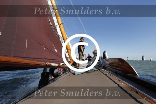 Lemmer, 4 Juli 2011
De SKS skutsjes zijn samen met de skutsjes uit de A-klasse van de IFKS ingedeeld in Klasse 1 Als fotograaf aan boord van de STRIIDBER met schipper Siebo Zijsling | uit Ijlst
Foto Peter Smulders BVâ€¨ (2-2-7)