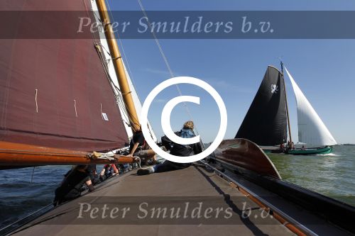 Lemmer, 4 Juli 2011
De SKS skutsjes zijn samen met de skutsjes uit de A-klasse van de IFKS ingedeeld in Klasse 1 Als fotograaf aan boord van de STRIIDBER met schipper Siebo Zijsling | uit Ijlst
Foto Peter Smulders BVâ€¨ (2-2-7)