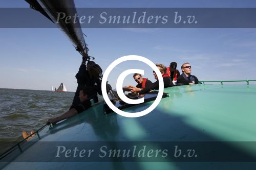 Lemmer, 4 Juli 2011
De SKS skutsjes zijn samen met de skutsjes uit de A-klasse van de IFKS ingedeeld in Klasse 1 Als fotograaf aan boord van de STRIIDBER met schipper Siebo Zijsling | uit Ijlst
Foto Peter Smulders BVâ€¨ (2-2-7)