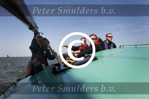 Lemmer, 4 Juli 2011
De SKS skutsjes zijn samen met de skutsjes uit de A-klasse van de IFKS ingedeeld in Klasse 1 Als fotograaf aan boord van de STRIIDBER met schipper Siebo Zijsling | uit Ijlst
Foto Peter Smulders BVâ€¨ (2-2-7)