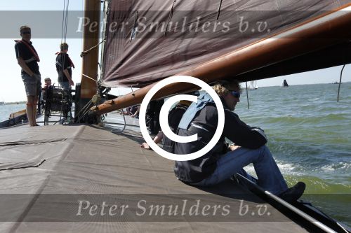 Lemmer, 4 Juli 2011
De SKS skutsjes zijn samen met de skutsjes uit de A-klasse van de IFKS ingedeeld in Klasse 1 Als fotograaf aan boord van de STRIIDBER met schipper Siebo Zijsling | uit Ijlst
Foto Peter Smulders BVâ€¨ (2-2-7)
